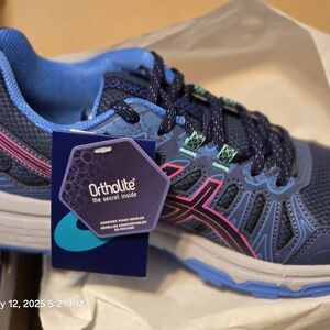 Blue Performance Athletic Shoes with Breathable Mesh and Cushioned Sole